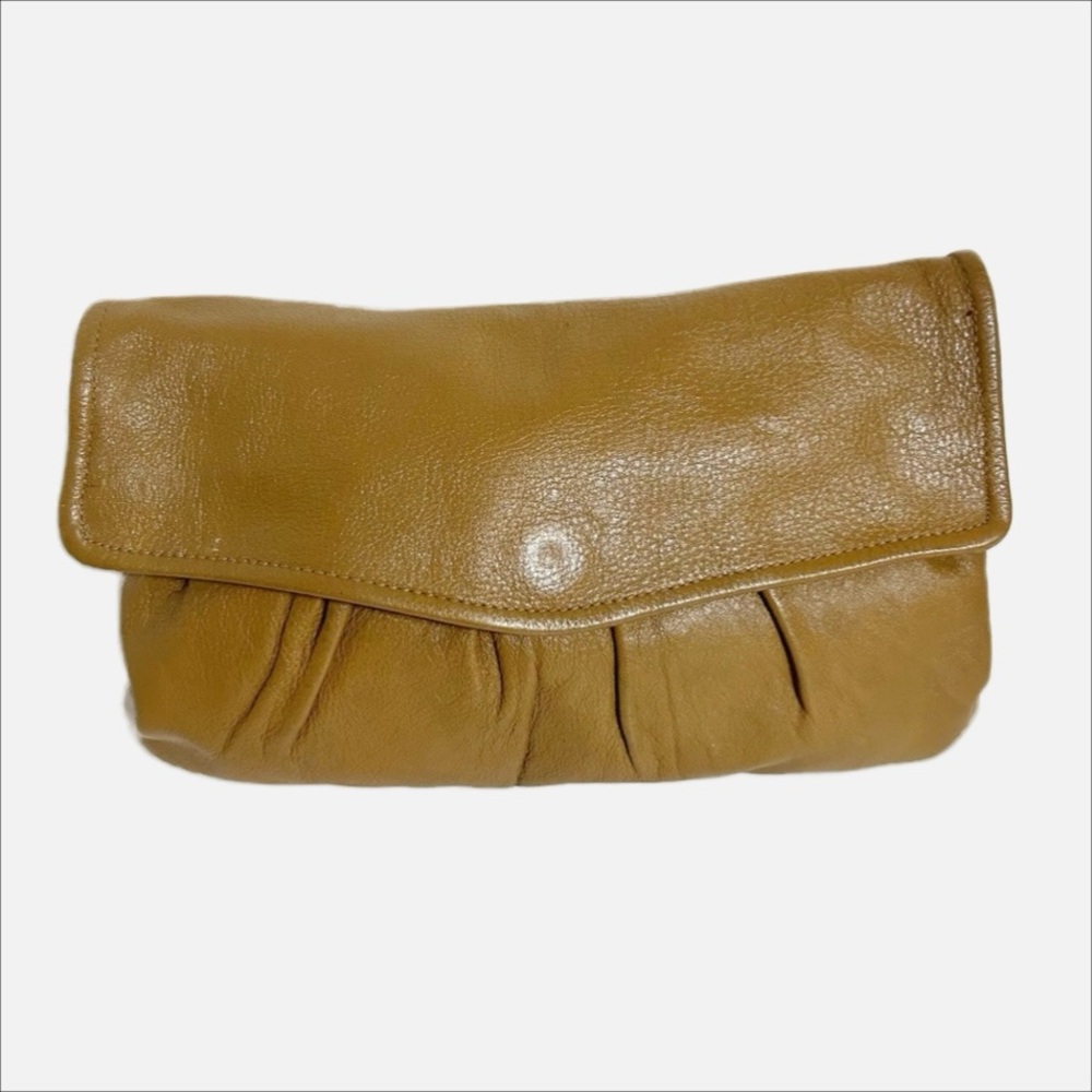 Vintage Unbranded Tan Leather Clutch with Pleating in Front and Flap Closure